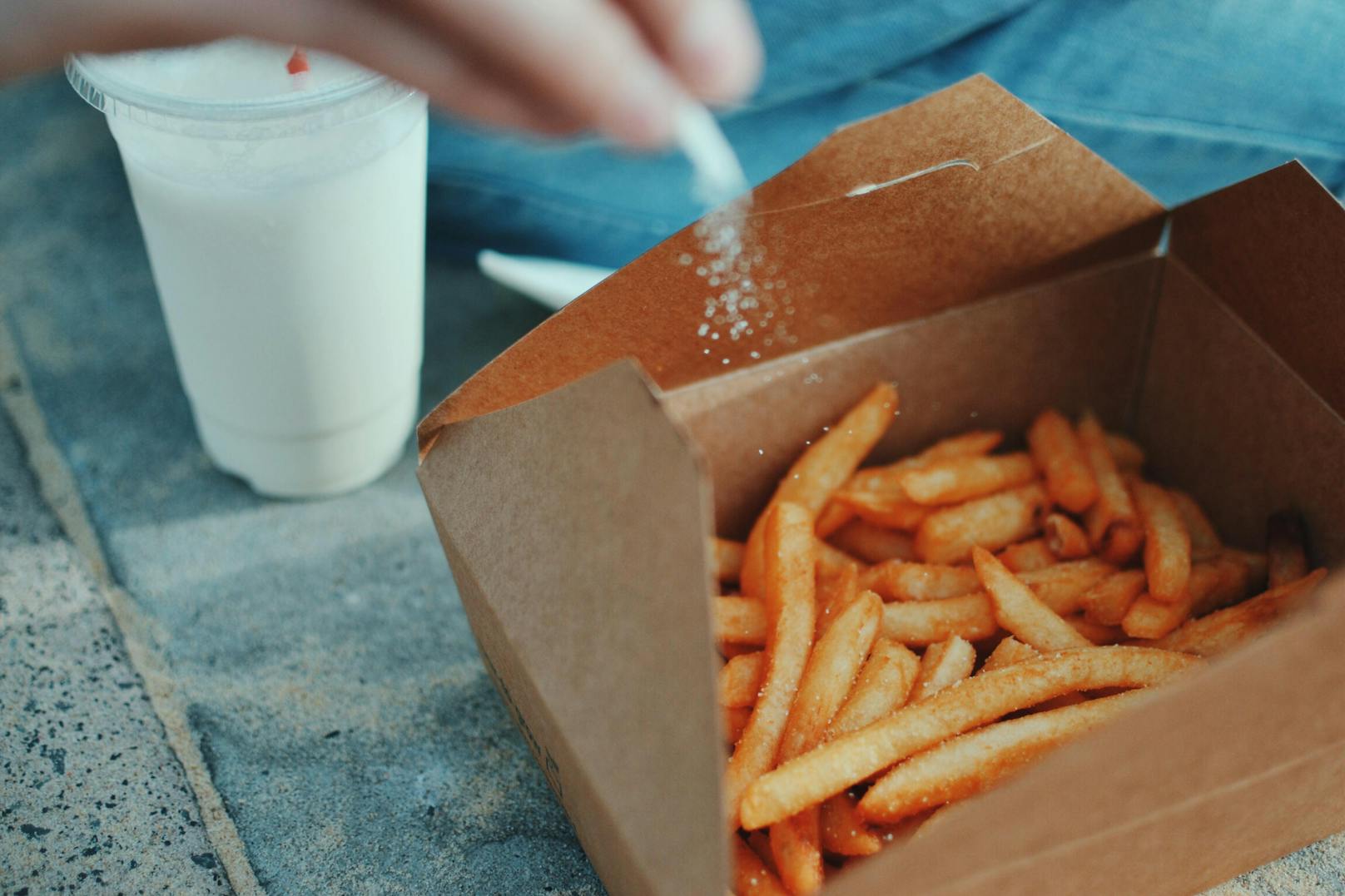 <strong>5. Pommes Frites:</strong> Pommes sind voll von gesättigten Fetten, raffinierten Kohlenhydraten und überschüssigem Salz. Die perfekte Mischung für Energiespitzen und -abstürze mit entsprechend schlechter Laune.