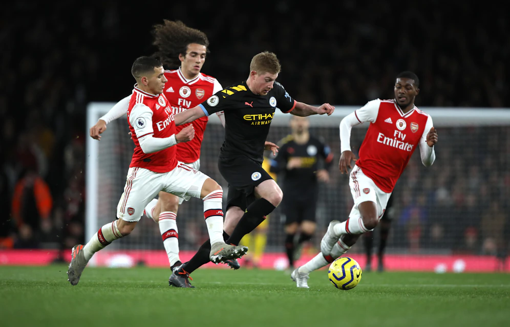 Kevin de Bruyne wird von der Arsenal-Defensive verfolgt