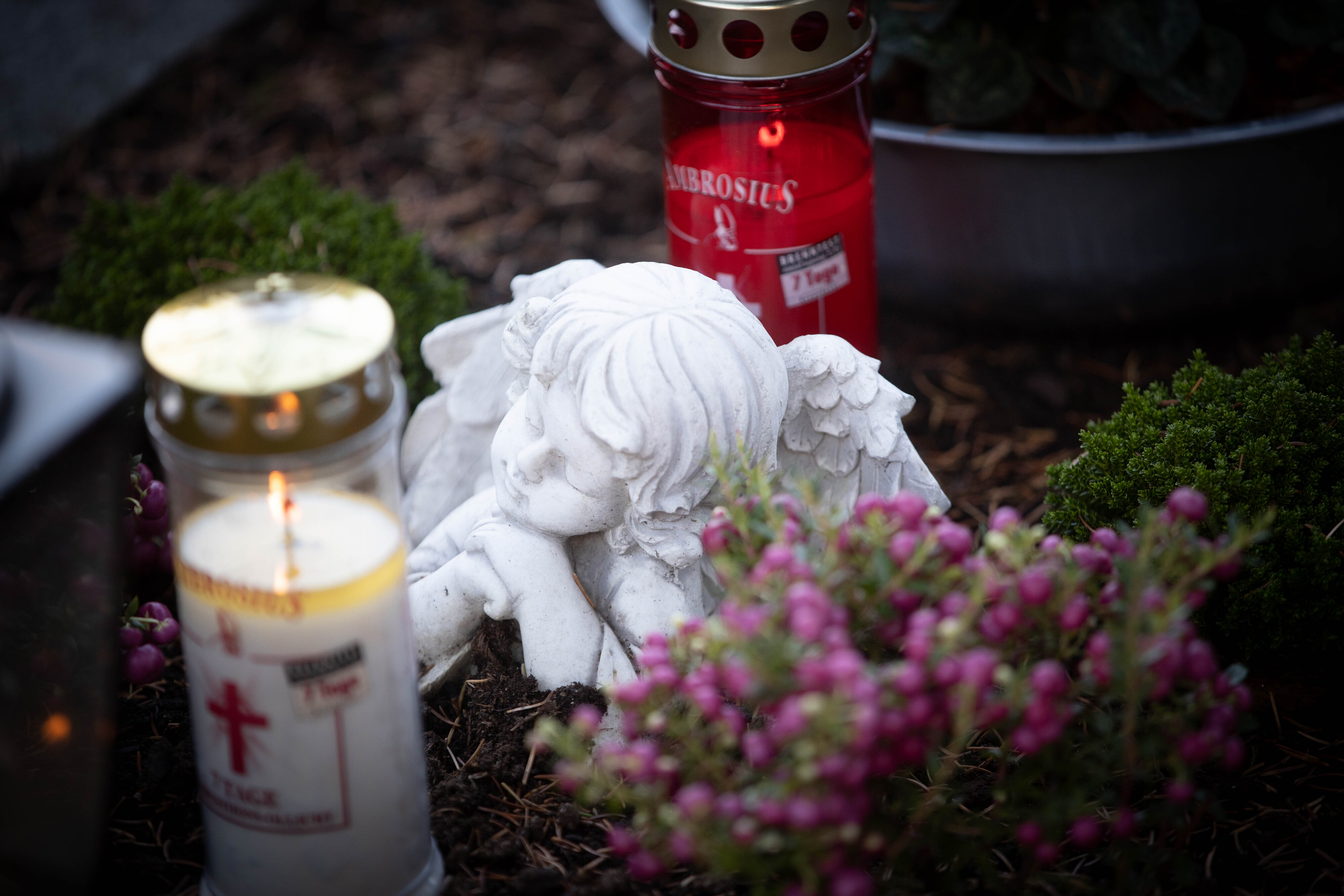 THEMENBILD - Feature: Allerheiligen und Allerseelen am Salzburger Kommunalfriedhof. Das Fest Allerheiligen und Allerseelen, ist dem Gedaechtnis aller Verstorbenen gewidmet - 2.11.2019 