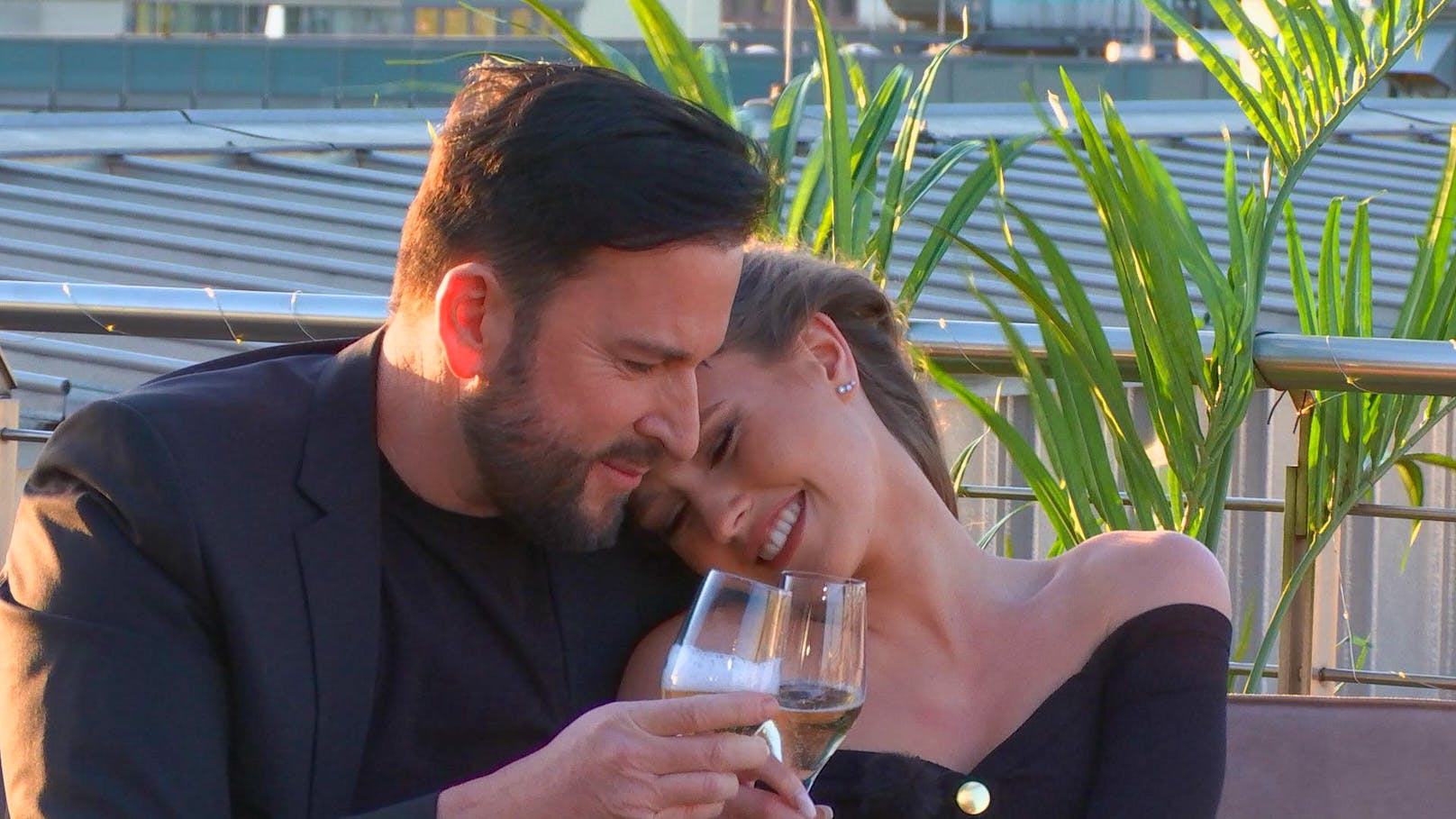 <strong>Michael Wendler</strong> will "echte Emotionen" und macht seiner <strong>Laura </strong>auf einer Dachterrasse mit Blick auf den Kölner Dom einen Heiratsantrag.