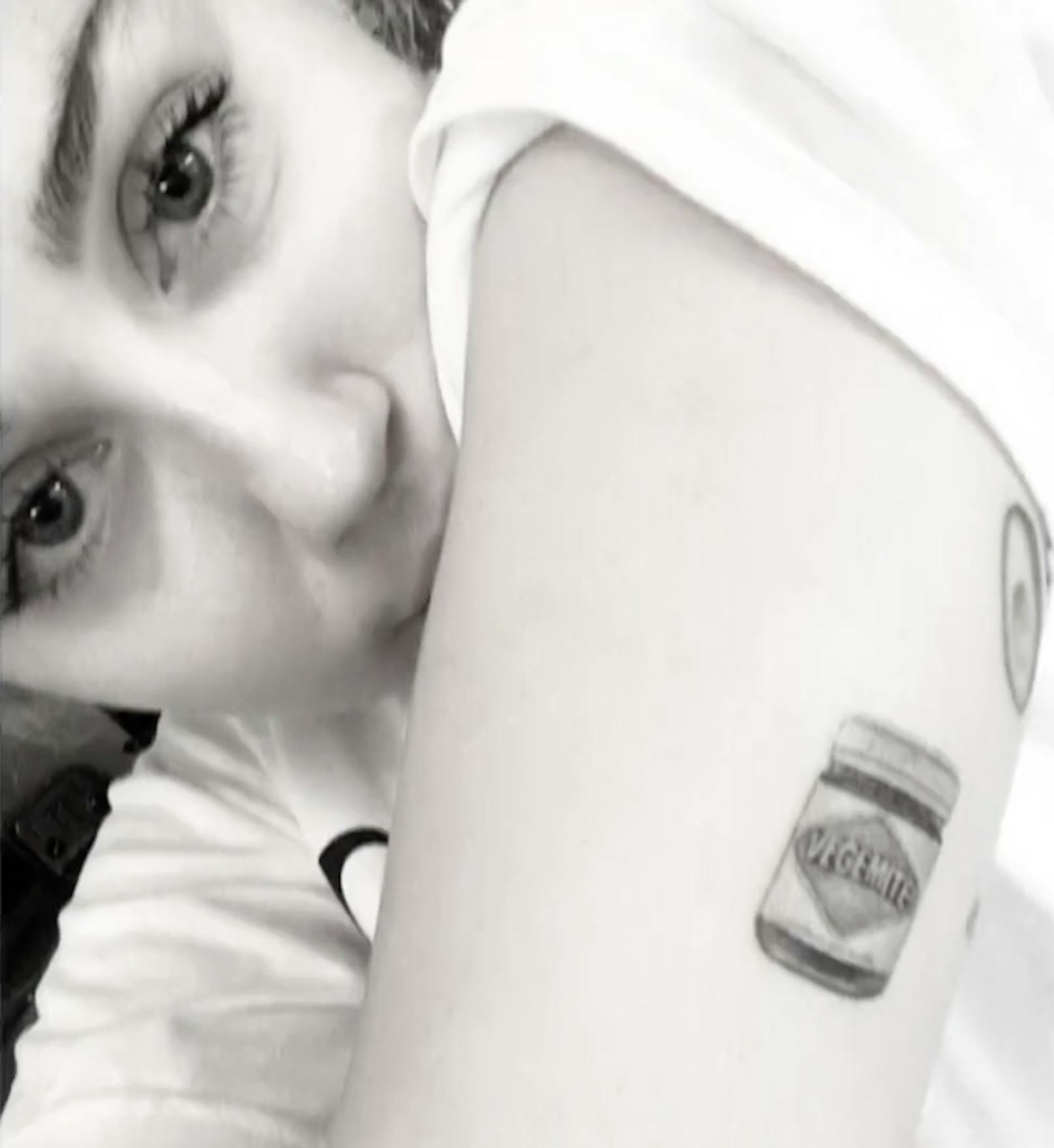 Schon vor ihrer Beziehung zu Cody hat sich <strong>Miley</strong> für ein Partner-Tattoo entschieden.