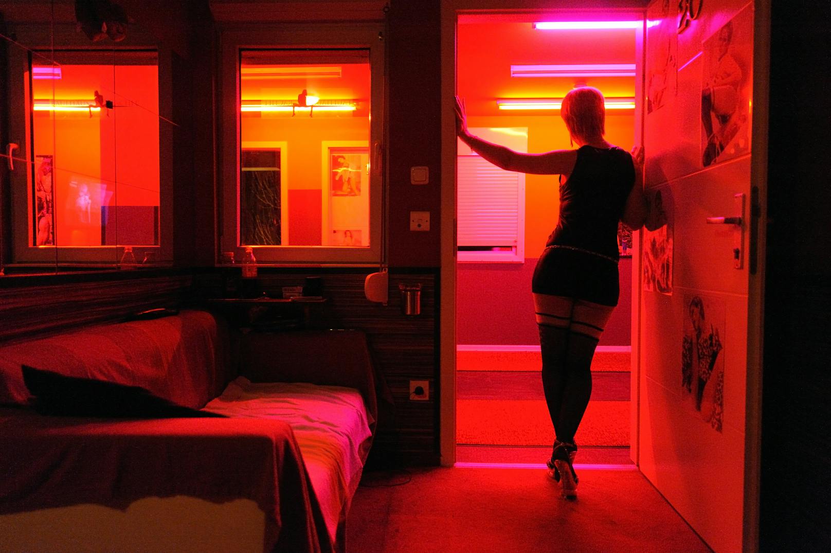 Grünes Licht für das Rotlicht! Ab 1. Juli dürfen Sexarbeiterinnen in Österreich wieder ihre Dienste anbieten. Viele Prostituierte kämpfen seit der Corona-Krise im Land um ihre Existenz.