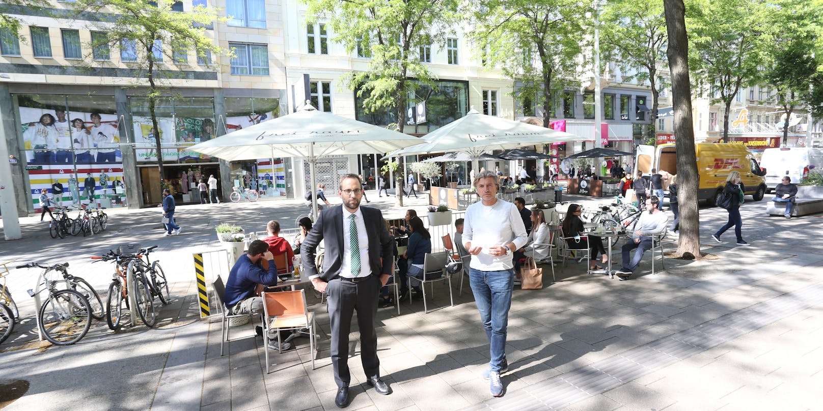 "Freiraum"-Chef Sascha Adzic mit seinem Anwalt Christian Podoschek vor seinem Gastgarten.