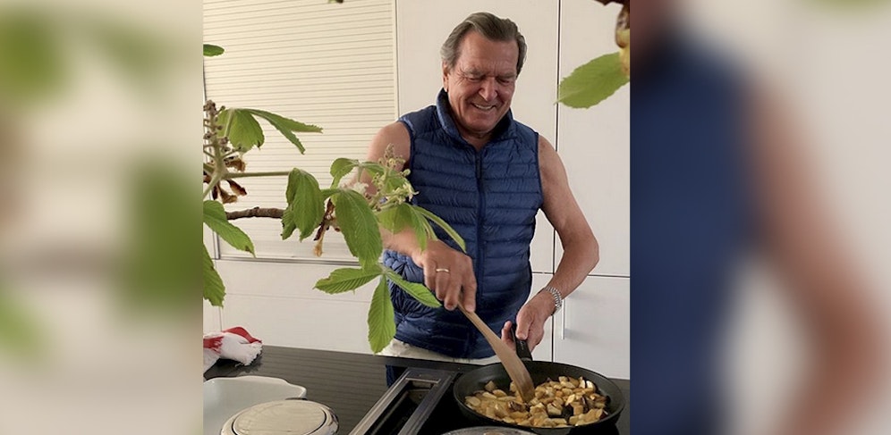 Deutschlands Ex-Kanzler Gerhard Schröder am Herd.