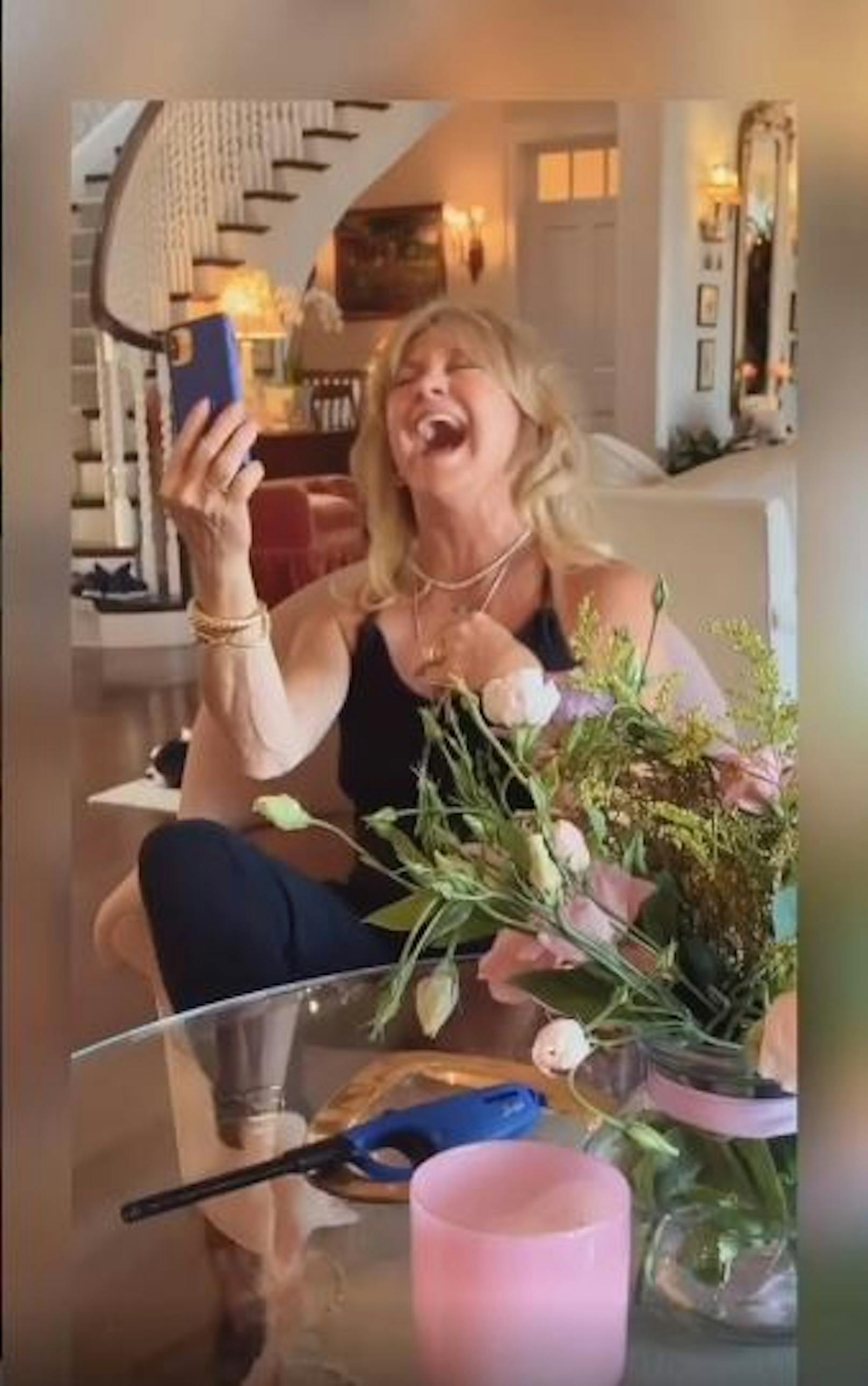 28.5.2020: <strong>Goldie Hawn</strong> hat endlich ihr Strahlen wieder gefunden. Mit der von ihr ausgerufenen "Laughing Challenge" zaubert sie nicht nur ihren Fans, sondern auch sich ein herzhaftes Lachen aufs Gesicht.