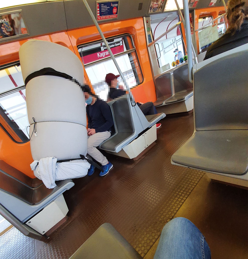 Matratzentransport in der U1.