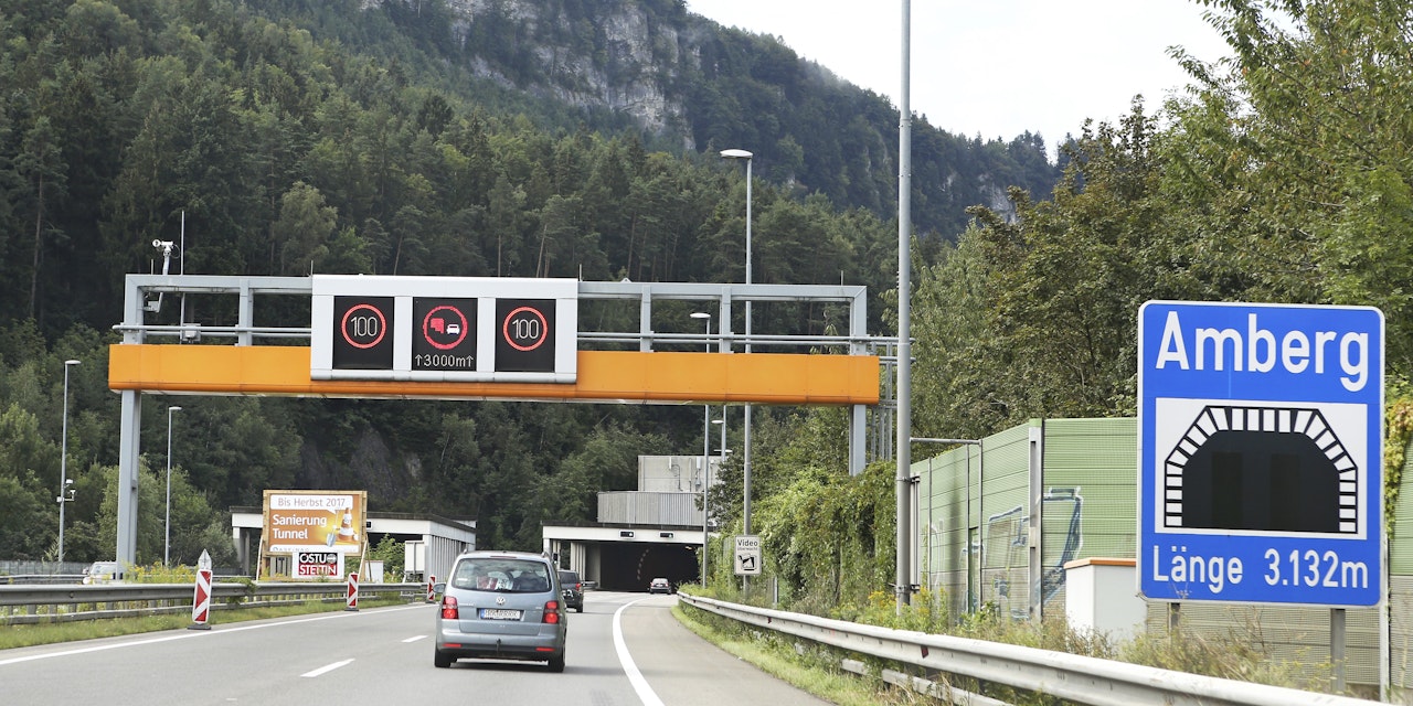 Hund auf Autobahn in die Luft katapultiert und getötet Tirol heute.at