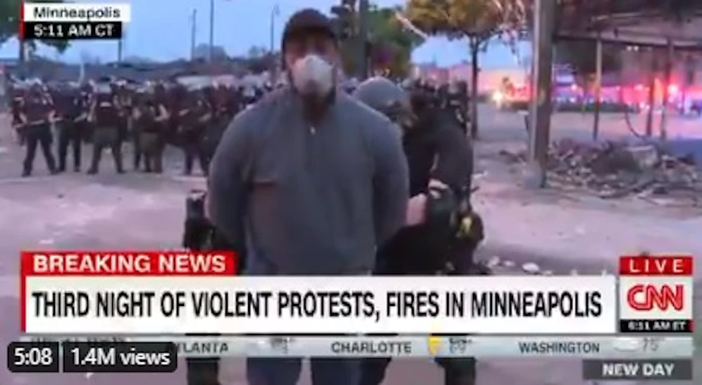 Die Polizisten nahmen den Journalisten live auf Sendung fest. 