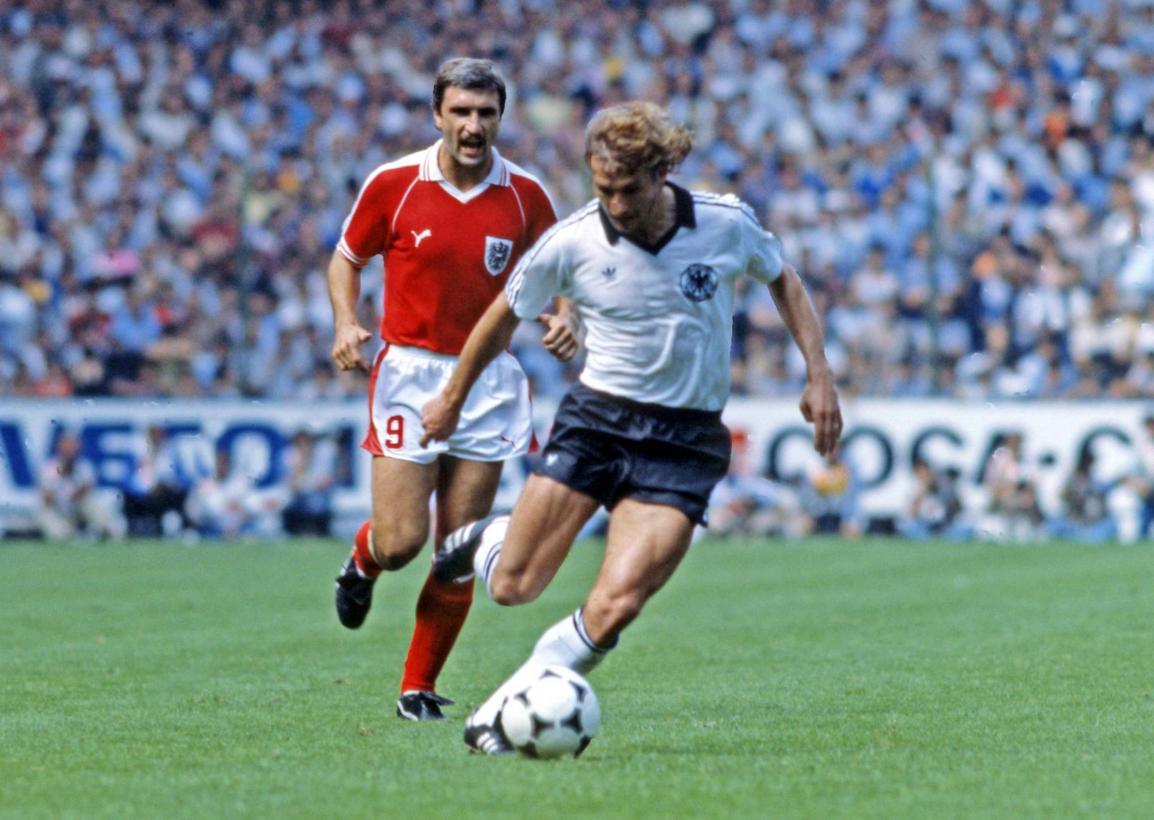 Die Schande von Gijon. 1982 schlossen Österreich und Deutschland bei der Weltmeisterschaft einen Nichtangriffspakt. Deutschland gewann 1:0, beide Teams stiegen in die nächste Runde auf. Algerien, das einen Tag vorher gewonnen hatte, musste tatenlos zusehen. Seither werden die letzten Gruppenspiele bei Endrunden zeitgleich ausgetragen.