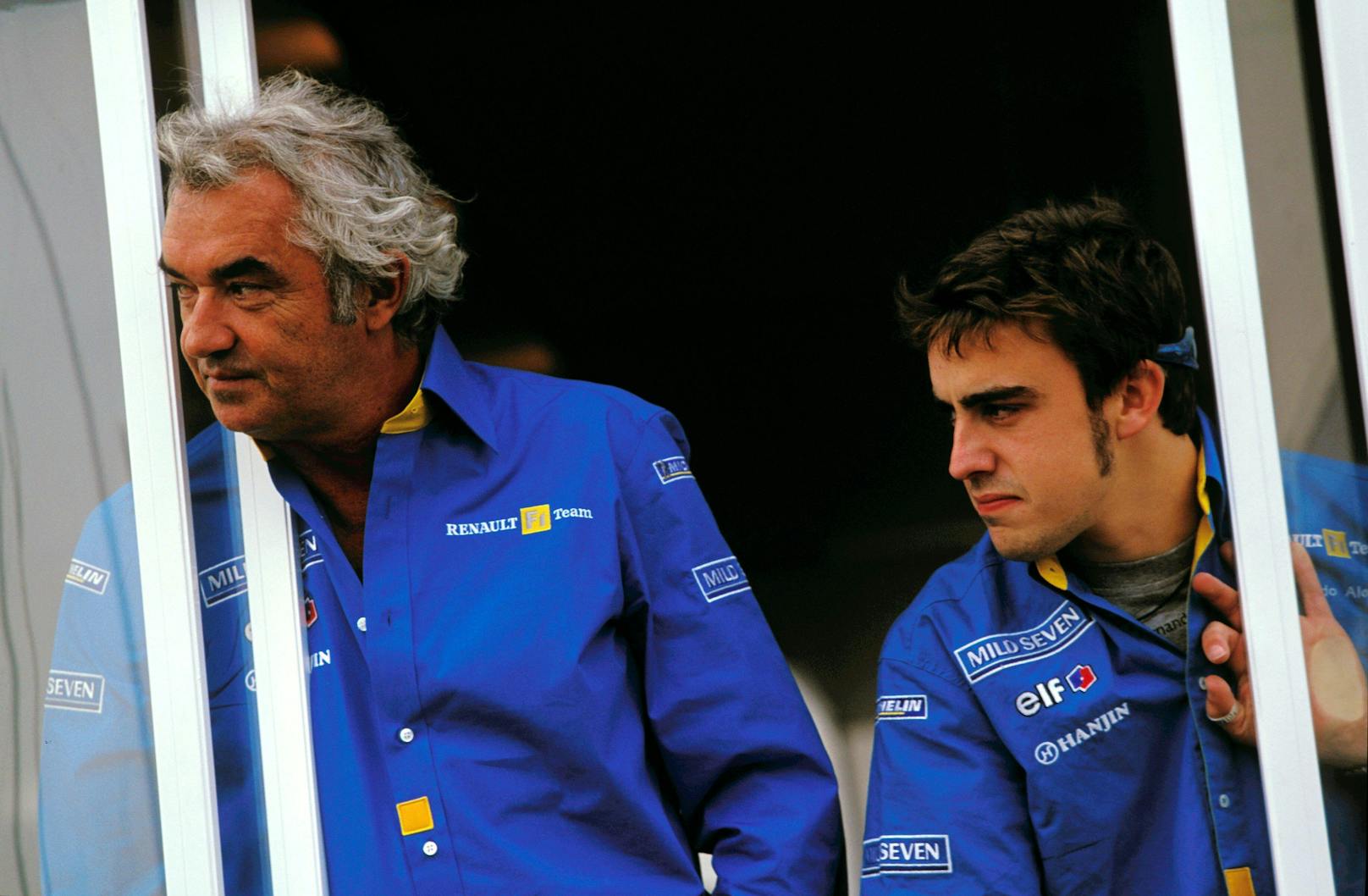 Flavio Briatore führte Schumacher und Fernando Alonso (rechts) bei Benetton und Renault jeweils zu zwei Weltmeistertitel. 2009 beendete die Crashgate-Affäre seine Laufbahn in der Formel 1. Ihm wurde vorgeworfen, den Unfall seines Fahrers Nelson Piquet absichtlich herbeigeführt, den Rennverlauf so beeinflusst zu haben. Piquet verriet, dass der Plan von Briatore und seinem Technikchef Pat Symonds ausgegangen sei. Die FIA sperrte beide.&nbsp;Briatore klagte in Frankreich gegen die FIA - und bekam im Januar 2010 Recht. Die Sperre wurde aufgehoben.