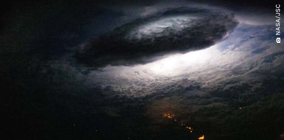 So sieht eine Gewitterwolke aus der Perspektive des Orbits aus.<br>