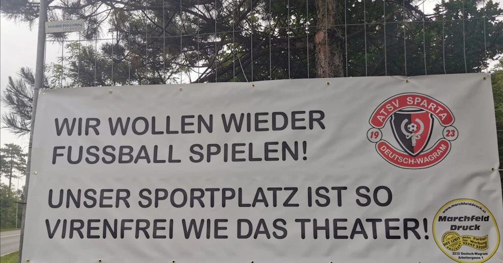 Das Transparent hängt direkt an der Bundesstraße.