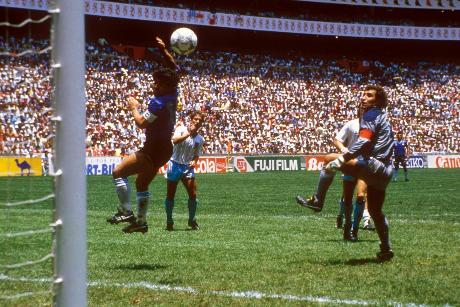 Die Hand Gottes: Diego Armando Maradona bezwang bei der Weltmeisterschaft 1986 Englands Goalie Peter Shilton auf unkonventionelle Weise und kam damit durch.