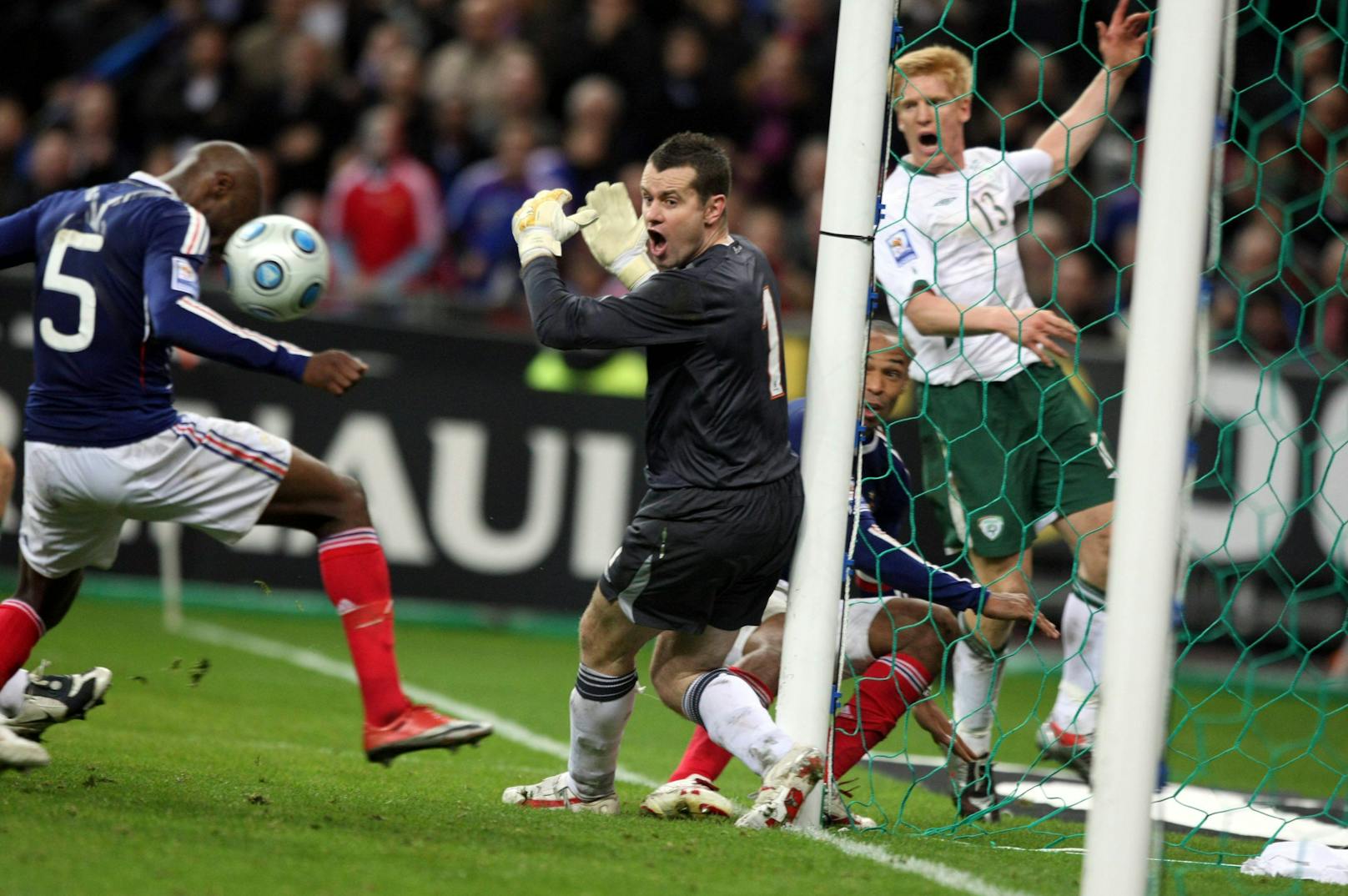 Irland scheiterte 2009 hauchdünn an der Qualifikation für die Weltmeisterschaft. Die Iren fühlten sich betrogen. Frankreichs Thierry Henry traf per Hand, das Tor zählte. Das 1:1 bedeutete das Aus für die Mannschaft von Trainer Giovanni Trapattoni.<br>