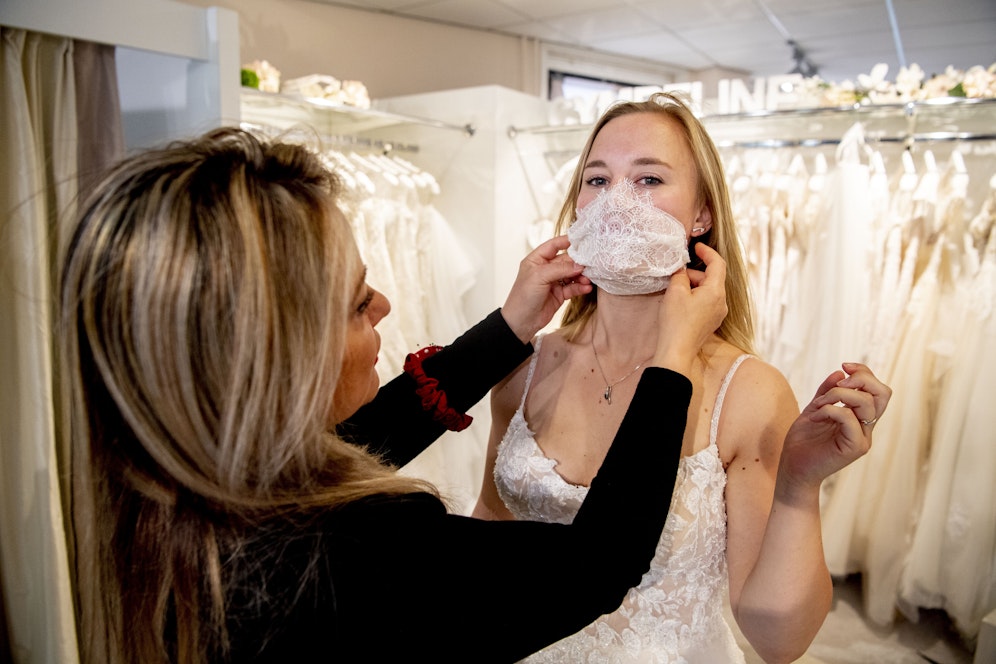 Obwohl es mittlerweile brautgerechten Mund-Nasen-Schutz gibt: Für viele Paare kommen die Lockerungen zu spät.