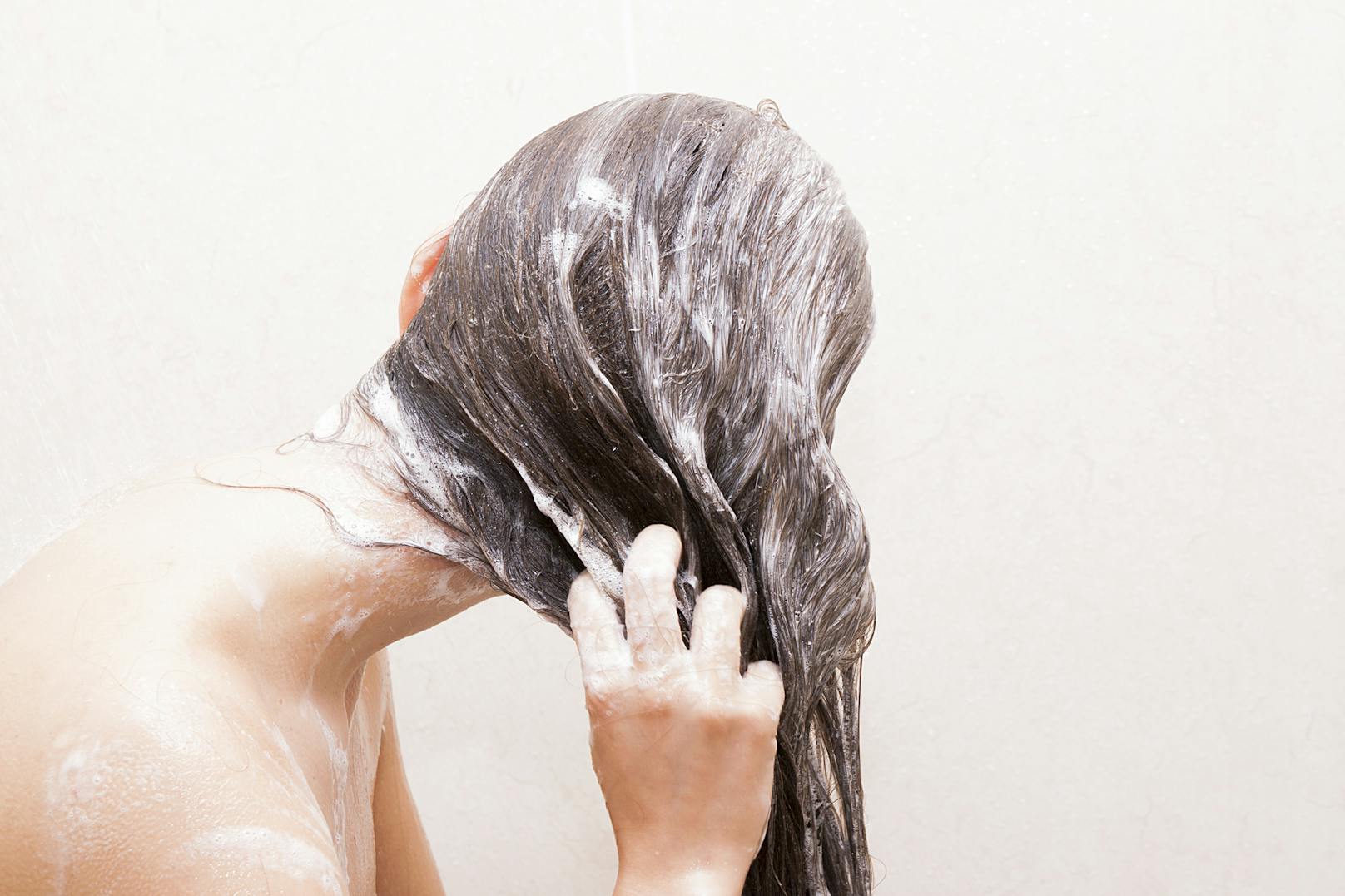 Es gehört zu unserem Alltag: Das Haarewaschen. Obwohl wir es schon tausende Mal gemacht haben, kann dabei doch einiges schief gehen.