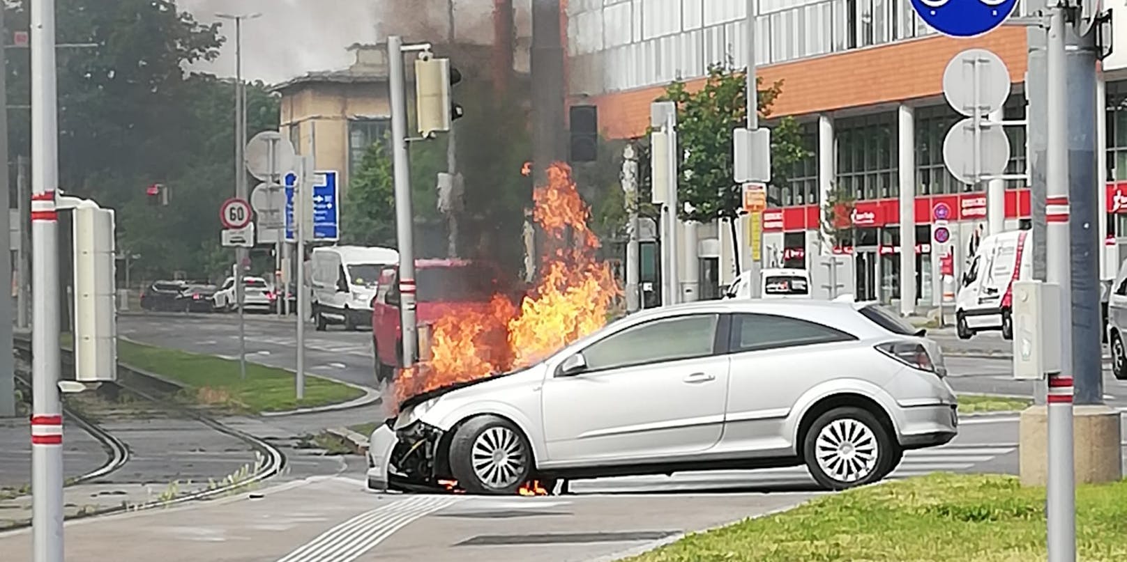Der Opel fing nach dem Crash an zu brennen. 