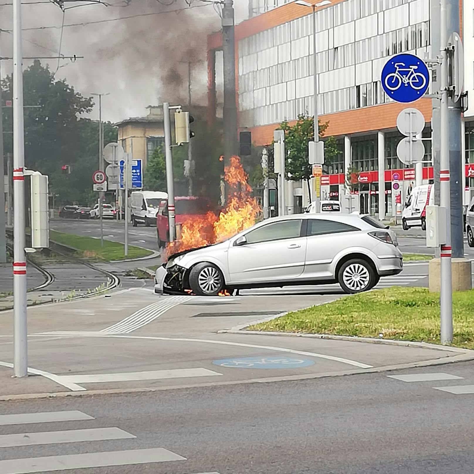 Der Opel fing nach dem Crash an zu brennen. 