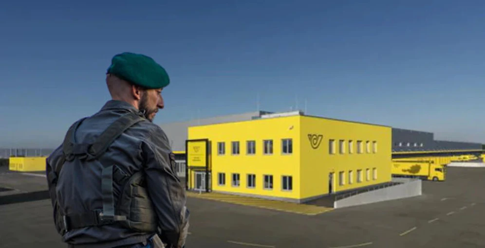 Die Soldaten ziehen wieder ab. 