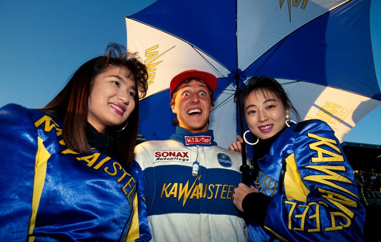 Formel-1-Legende Michael Schumacher schafft es gleich mehrfach in die Liste der größten Schummeleien. Der siebenfache Weltmeister reizte die Grenzen des Erlaubten gerne aus, ging auch das eine oder andere Mal darüber hinaus. 1994 überholte er in Silverstone Damon Hill in der Aufwärmrunde – verboten. Die Rennleitung disqualifizierte ihn. Schumacher ignoriert die "Schwarze Flagge" aber. Sein zweiter Platz wurde erst nachträglich aberkannt.