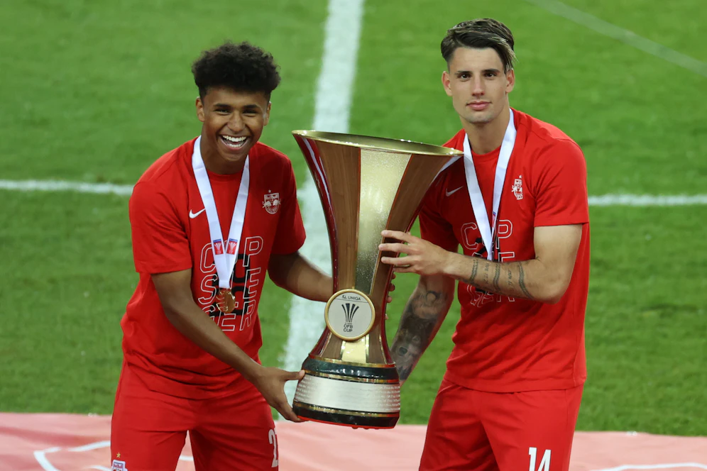 Szoboszlai (r.) und Adeyemi mit dem Pokal.