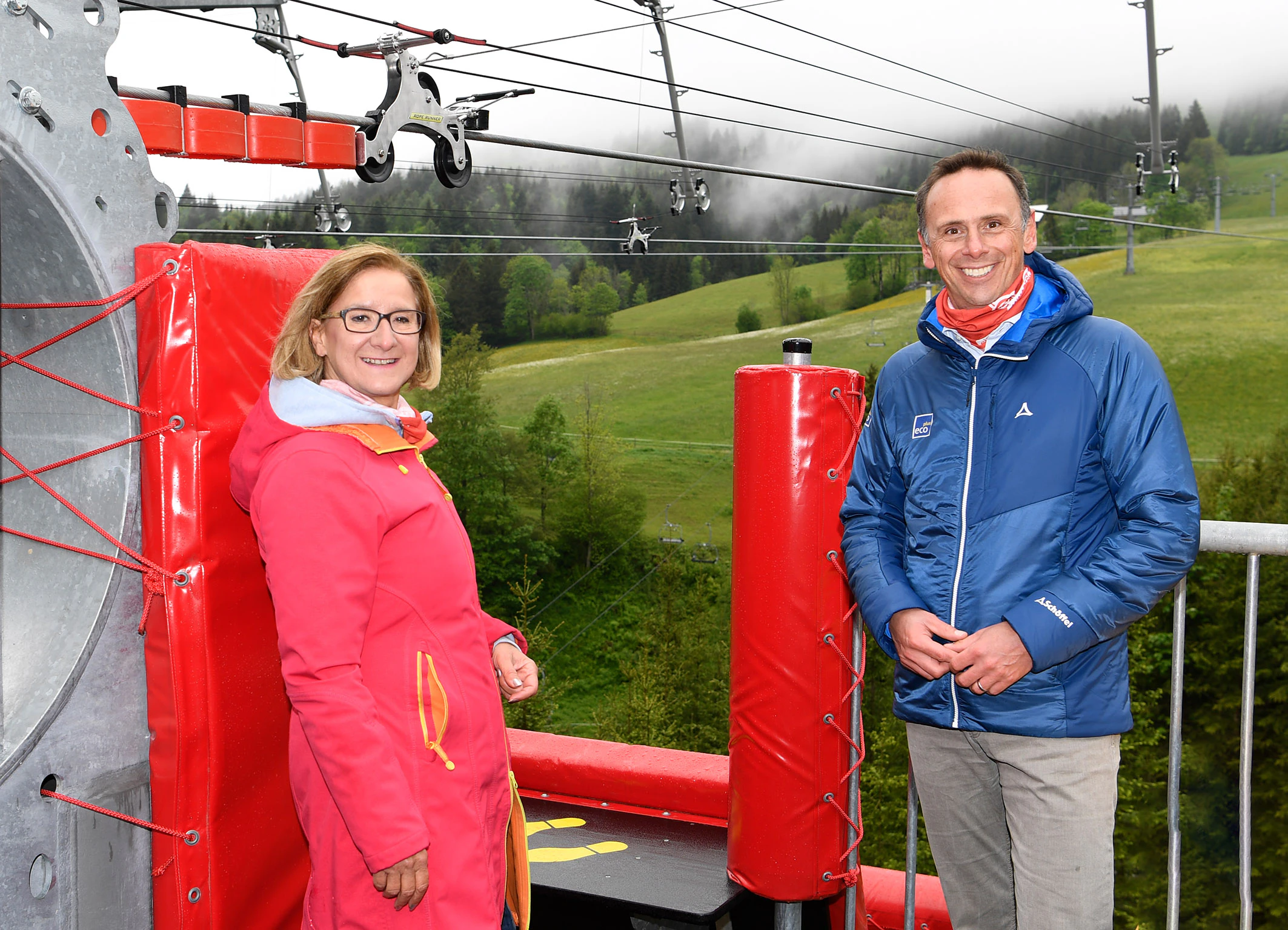 Mikl-Leitner und Danninger bei der Zipline.