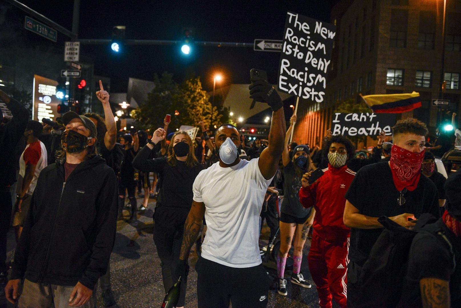 Nach dem Tod eines Afroamerikaners in Polizeigewahrsam kommt es in zahlreichen Städten in den USA zu Protesten und Ausschreitungen