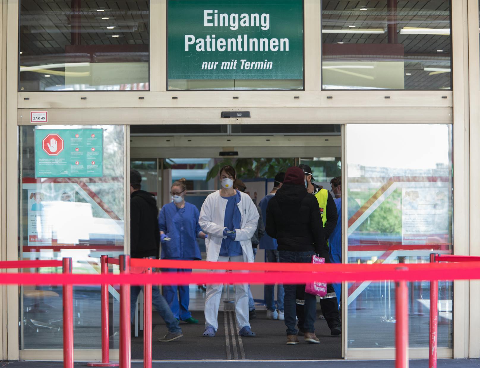 Gewerkschaftsvertreter schlagen Alarm: Schon vor der Corona-Pandemie arbeiteten Österreichs Pflegekräfte am Anschlag, aktuell denken immer mehr ans Kündigen.