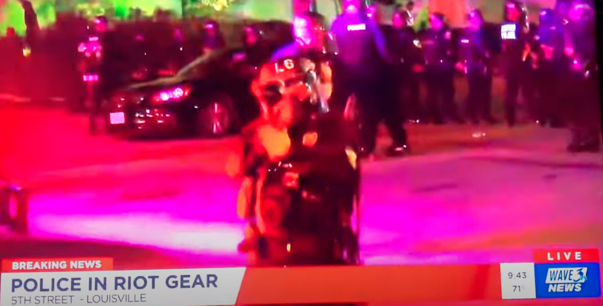Ein US-Polizist in Louisville zielt direkt auf ein Reporter-Team