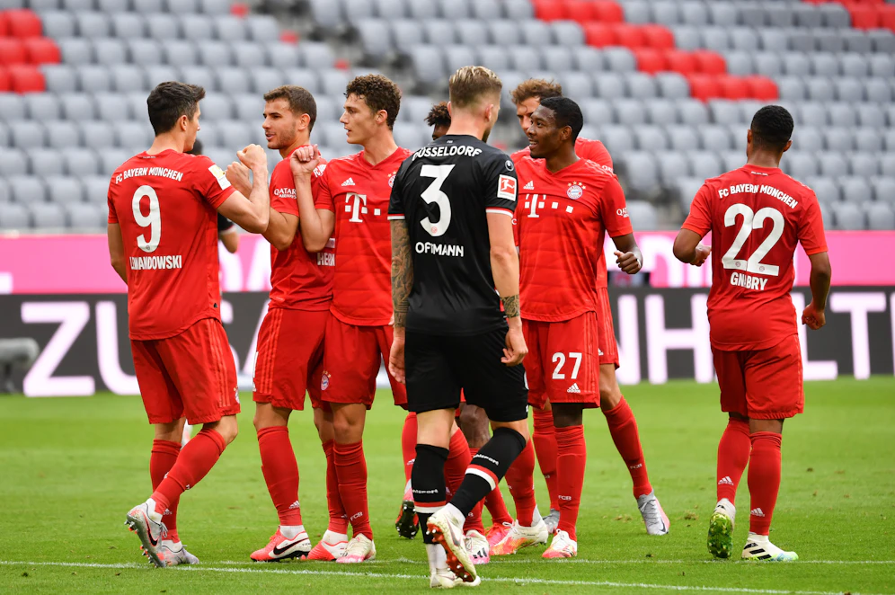 Die Bayern bejubeln einen Kantersieg.