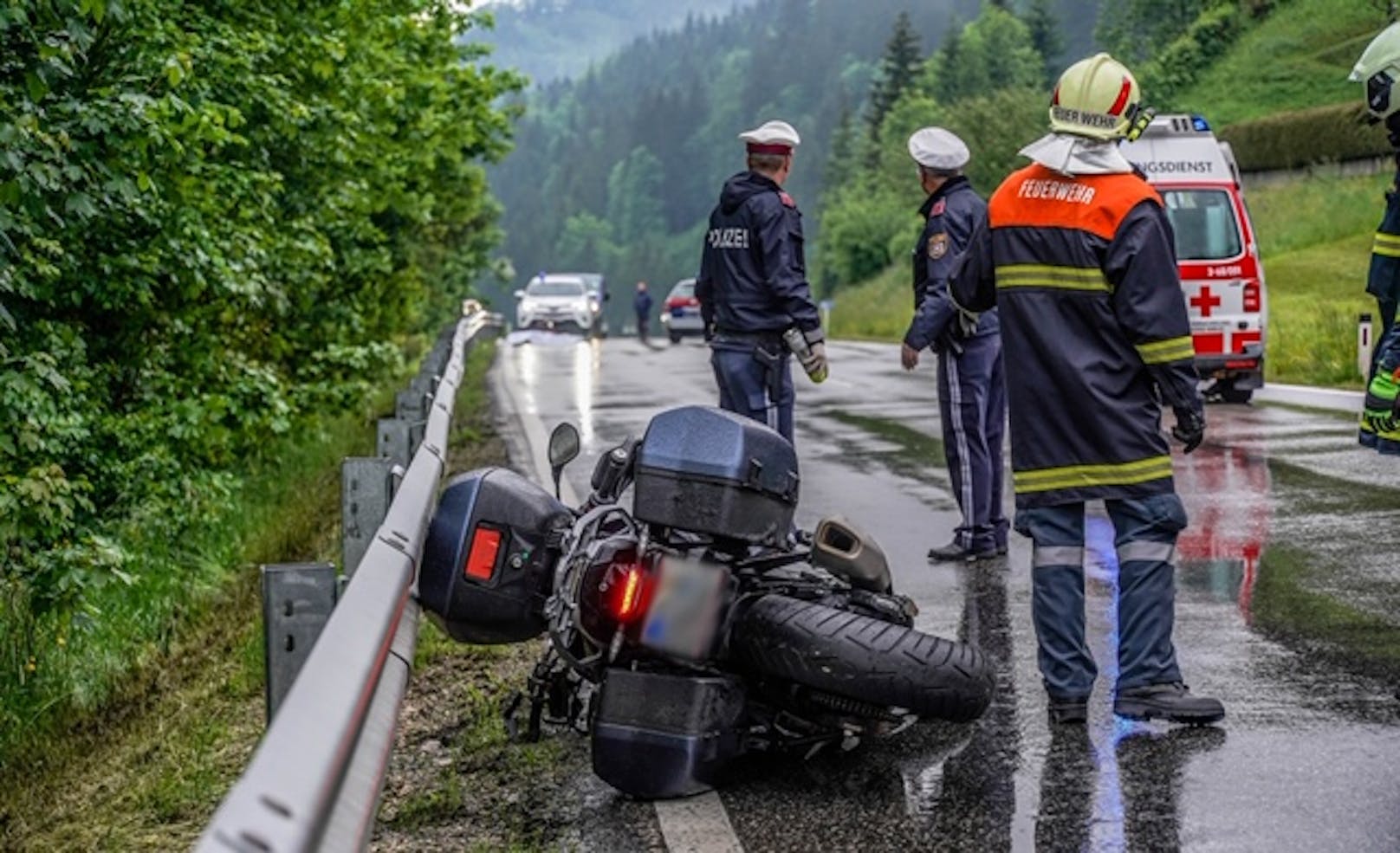 Auf regennasser Fahrbahn stürzte ein Motorradfahrer am Freitag auf der B25 bei Lunz am See. Er starb.