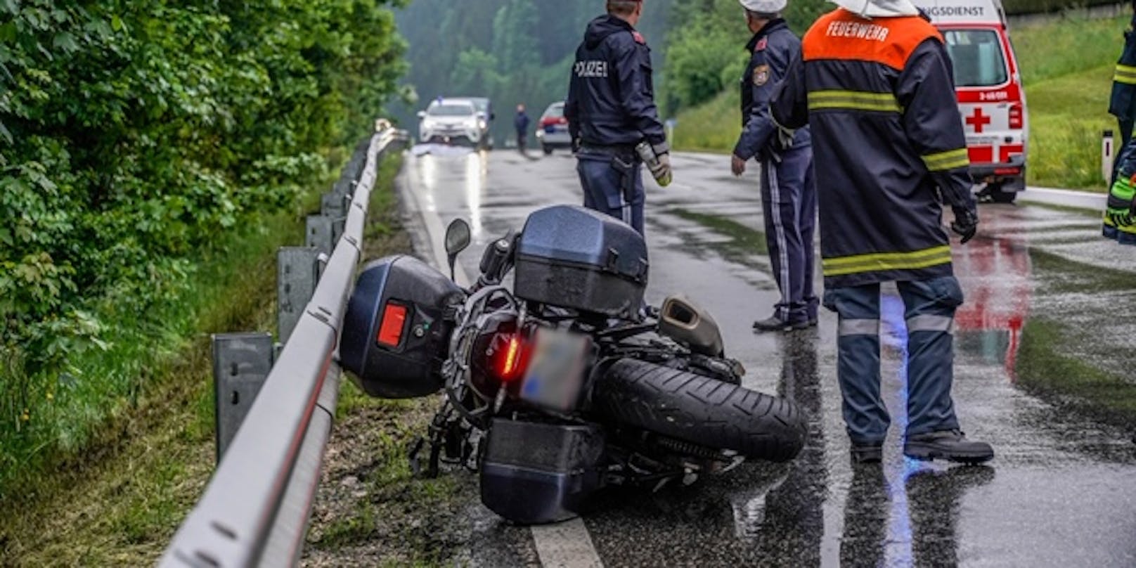 Auf regennasser Fahrbahn stürzte ein Motorradfahrer am Freitag auf der B25 bei Lunz am See. Er starb.