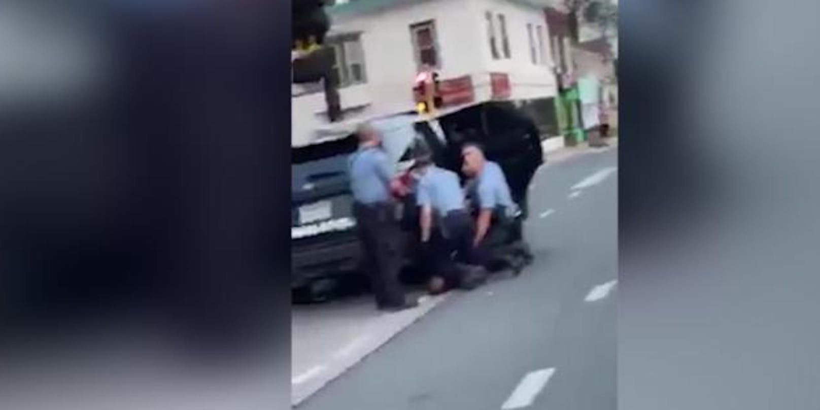 Ein Handyvideo aus einer anderen Perspektive zeigt, dass sogar drei Polizisten auf George Floyd knieten.