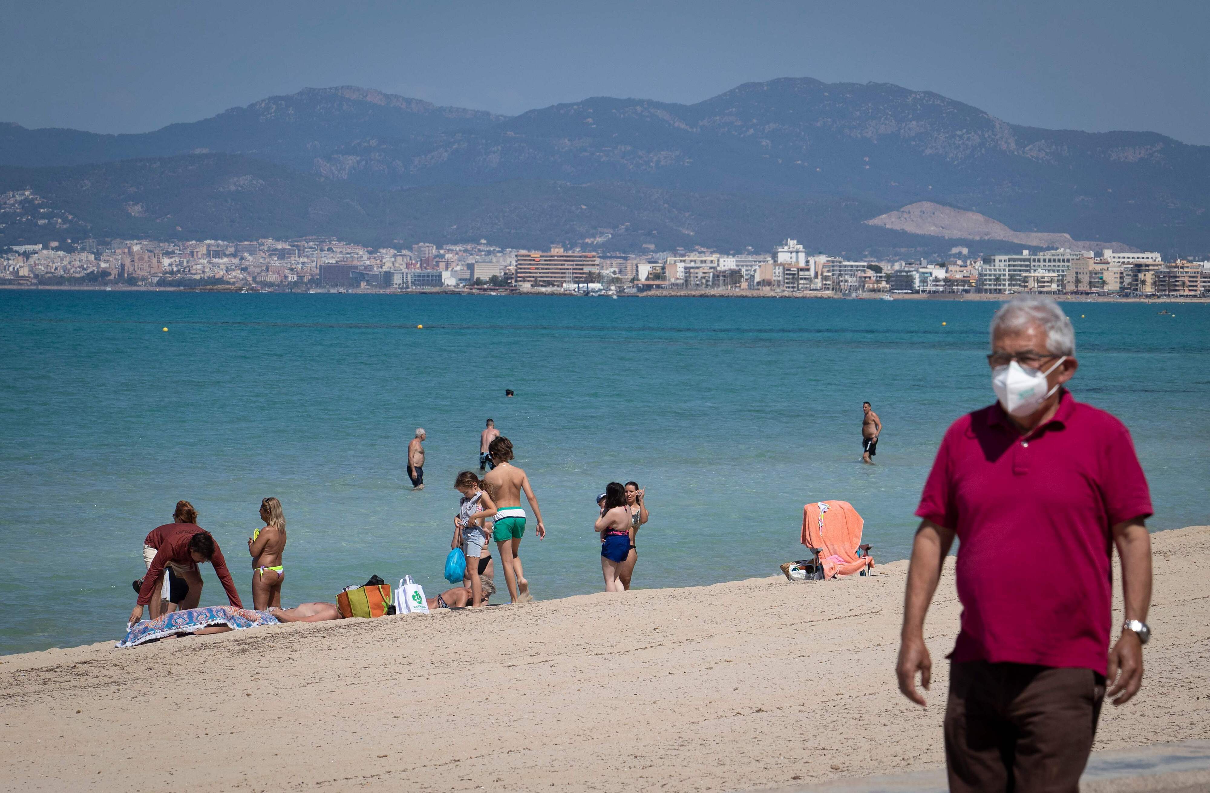 Auf Mallorca hat die Badesaison begonnen. Am Strand gilt eine Ausnahme von der Maskenpflicht.