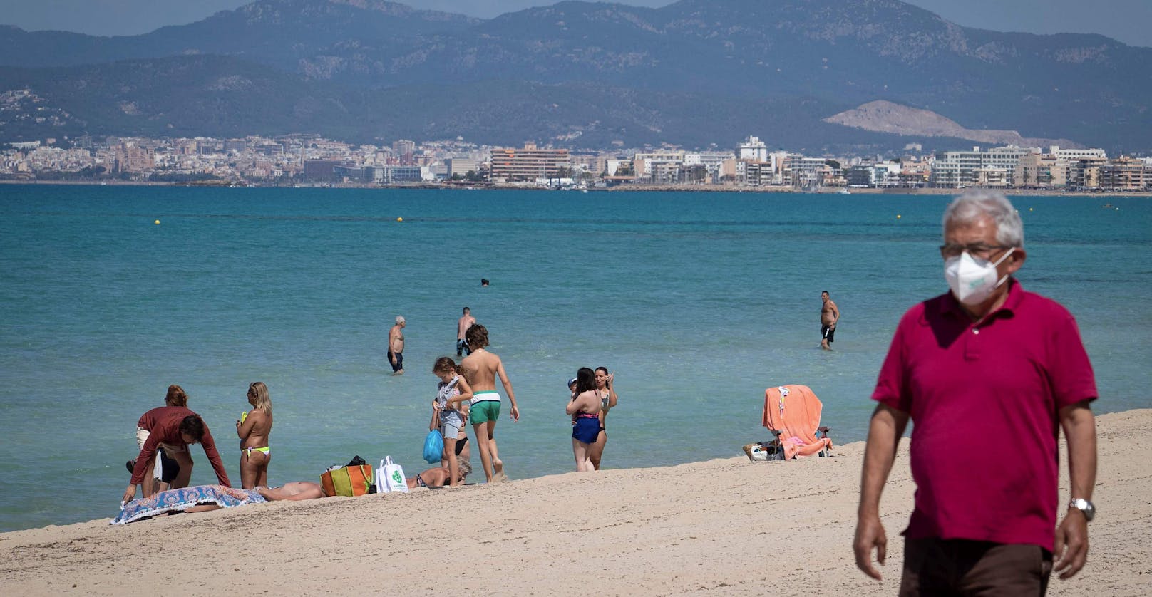 Auf Mallorca hat die Badesaison begonnen. Am Strand gilt eine Ausnahme von der Maskenpflicht.