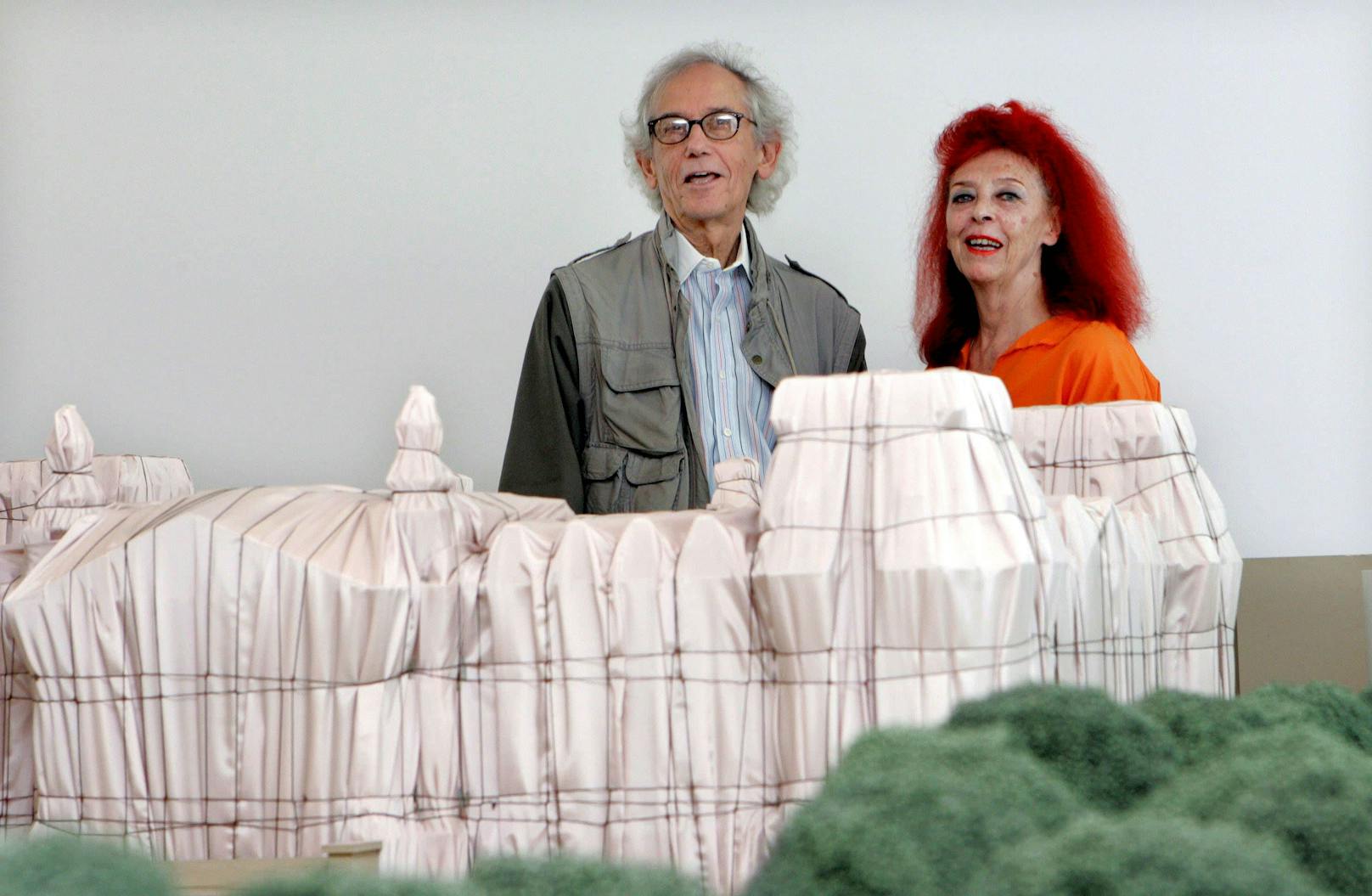 Gemeinsam mit seiner Frau Jeanne-Claude war er ab den 1960er Jahren künstlerisch aktiv.