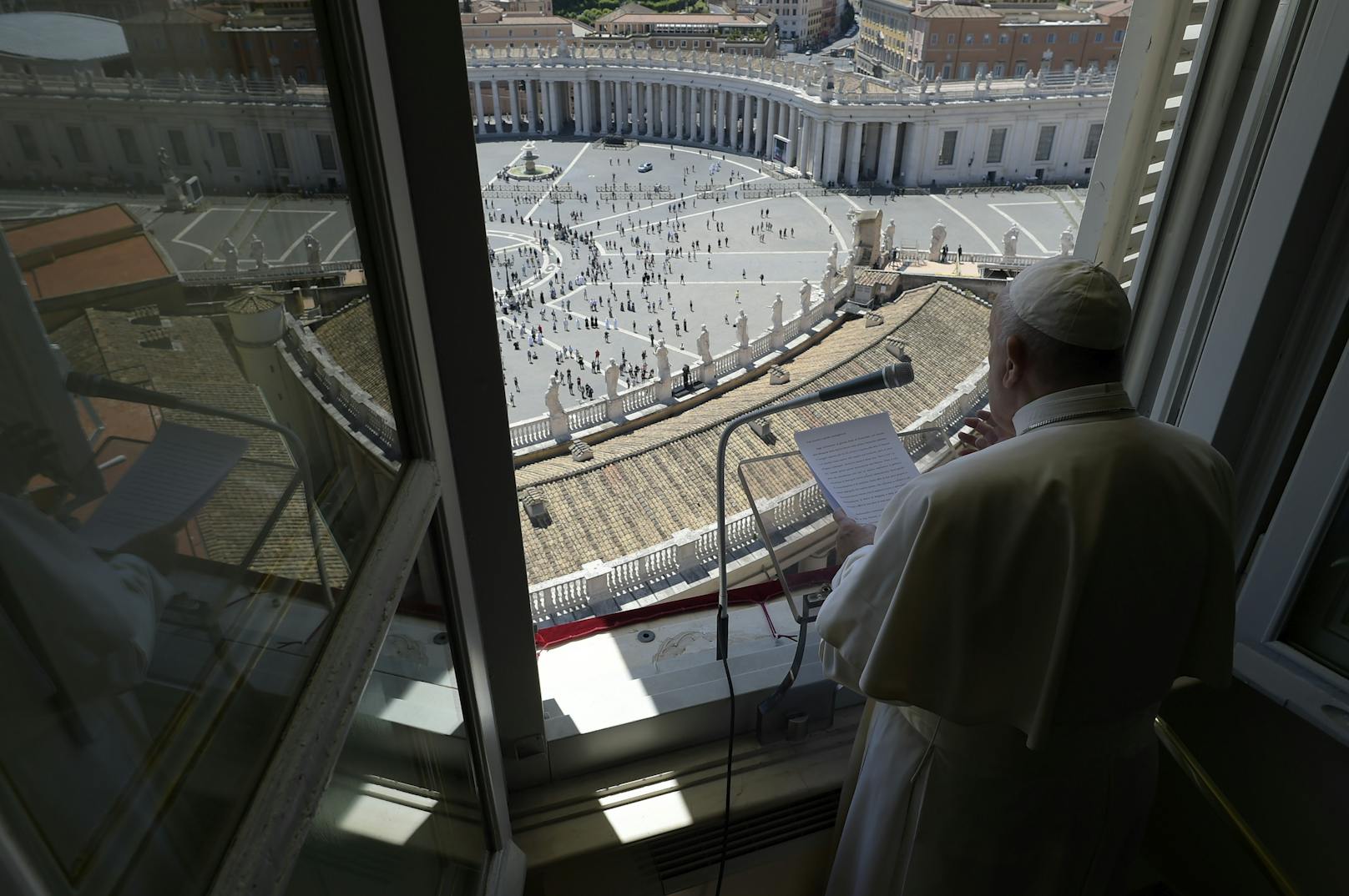 Erstmals seit fast drei Monaten hat Papst Franziskus sein Sonntagsgebet wieder von seinem Fenster aus zu Gläubigen auf dem Petersplatz gesprochen.