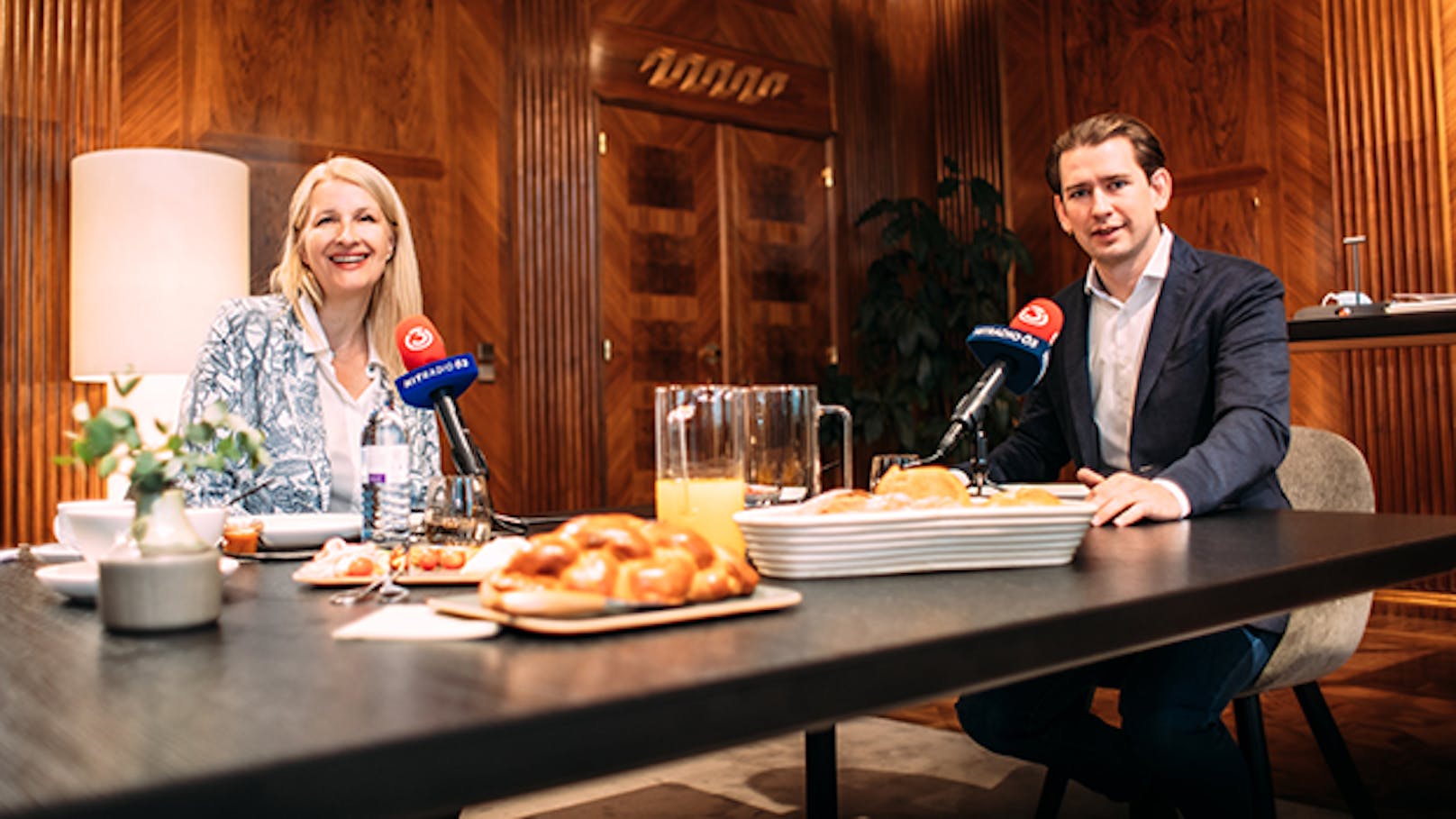 Claudia Stöckl im Bundeskanzleramt bei Sebastian Kurz für das Ö3-"Frühstück bei mir"