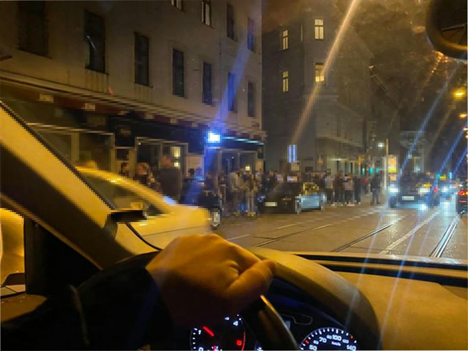Menschentrauben vor dem Lokal "Styxx" auf der Ottakringerstraße