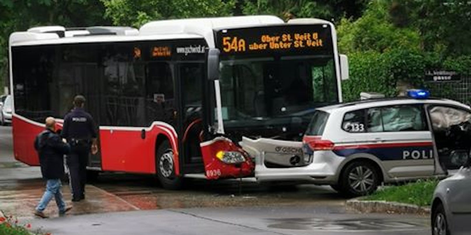 Bus und Polizei: Crash in Hietzing