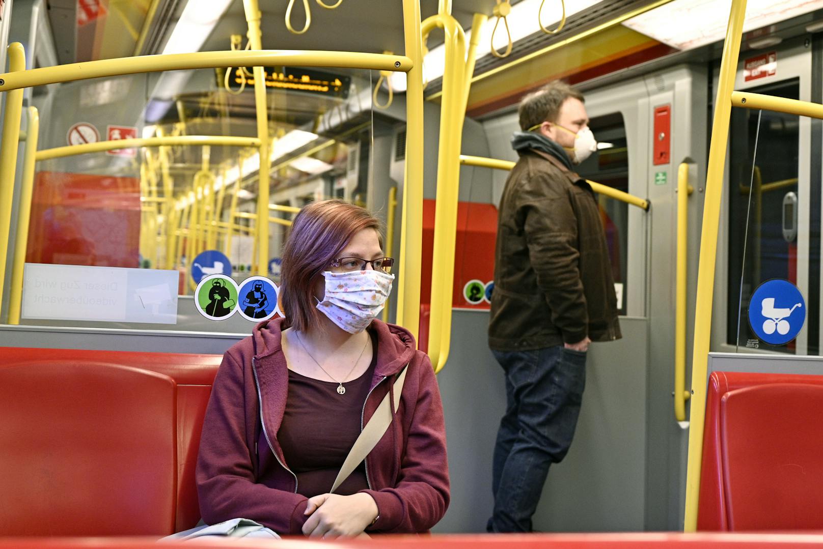 In den Bussen, Straßenbahnen und U-Bahnen der Wiener Linien herrscht Maskenpflicht. 