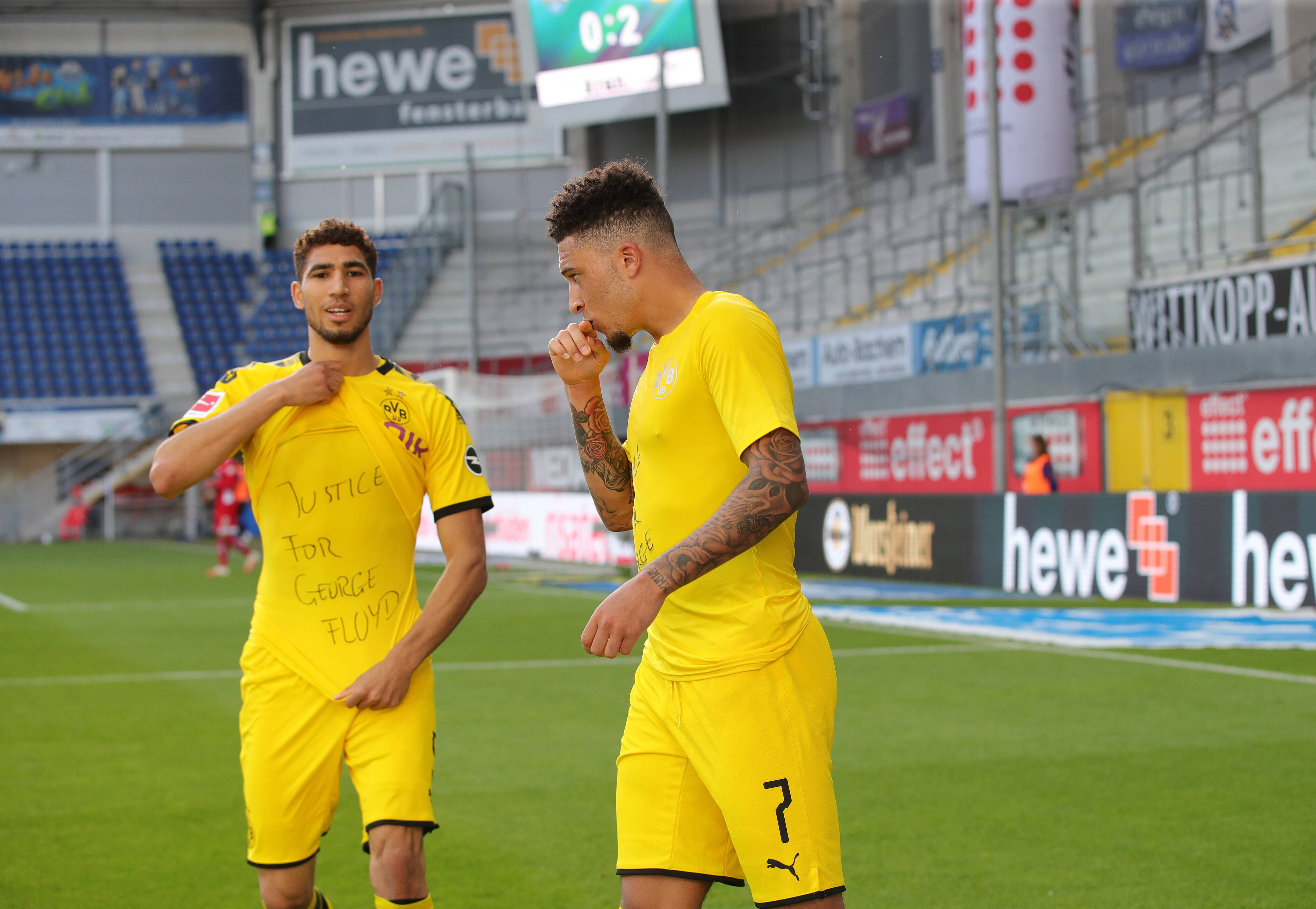 Sancho (r.) und Hakimi mit Botschaft