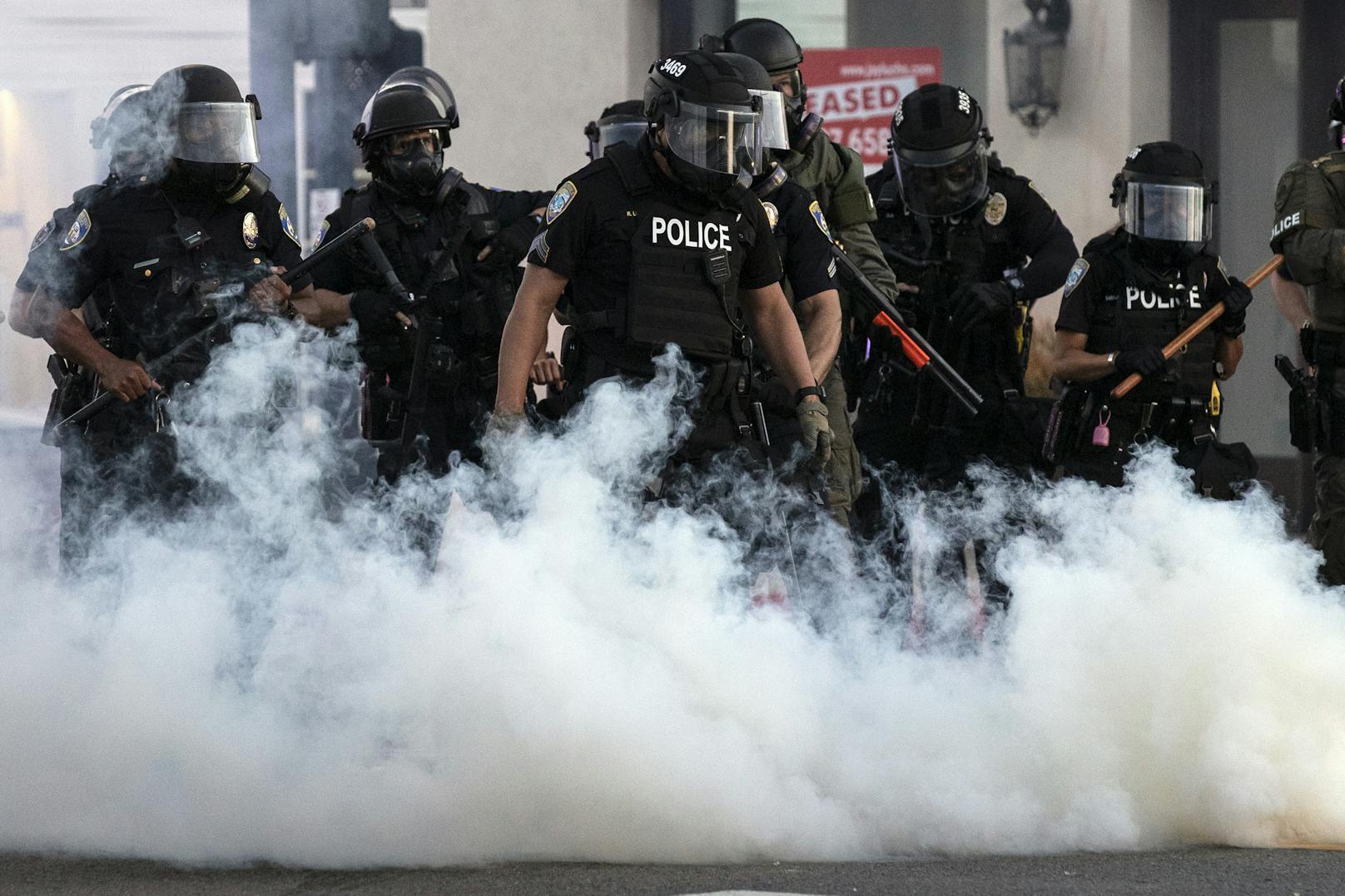 Der Sender CNN berichtete, Sicherheitskräfte drängten Demonstranten unter anderem mit Tränengas zurück.