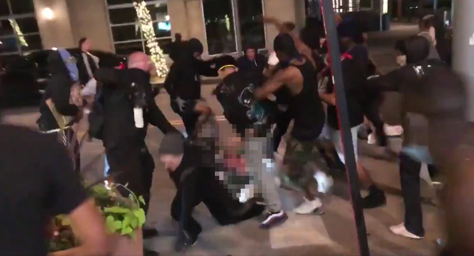 Ein Mann wurde in Dallas von einer Gruppe von Demonstranten verprügelt.
