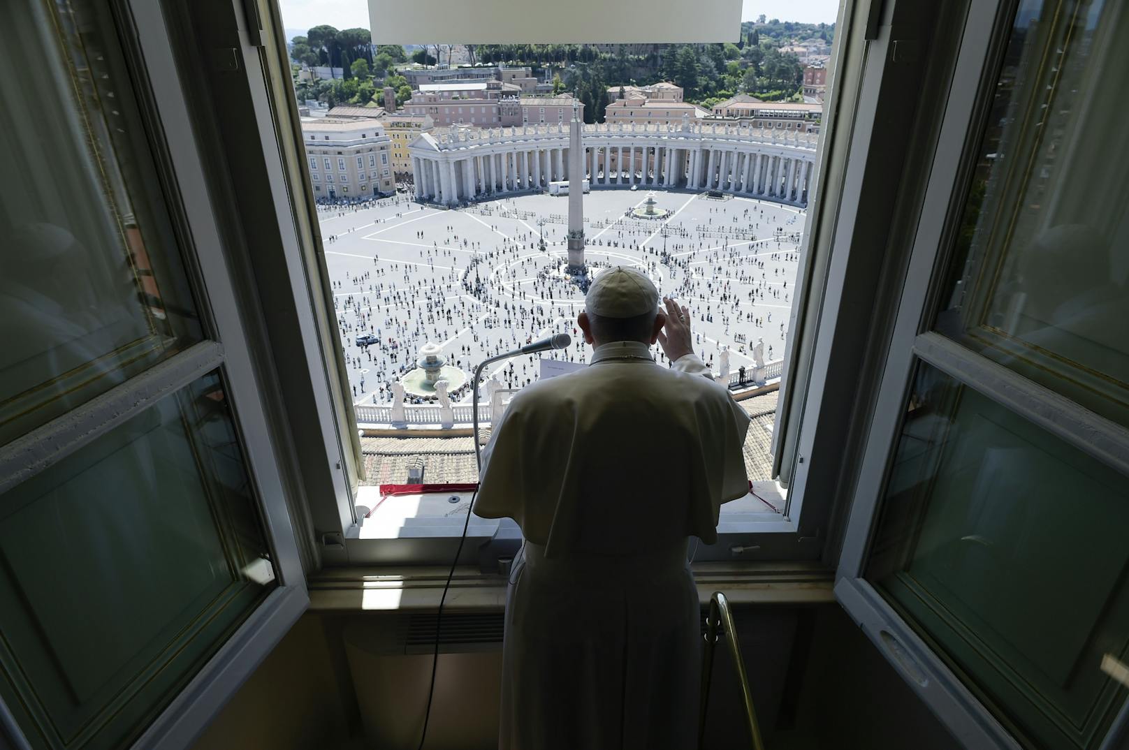 Erstmals seit fast drei Monaten hat Papst Franziskus sein Sonntagsgebet wieder von seinem Fenster aus zu Gläubigen auf dem Petersplatz gesprochen.