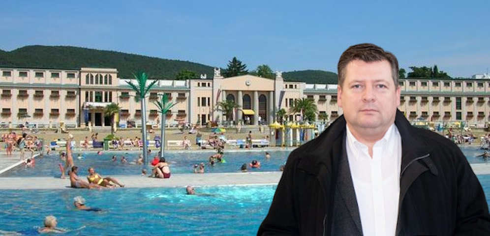 Riedmayer und das Strandbad im Hintergund (Montage)