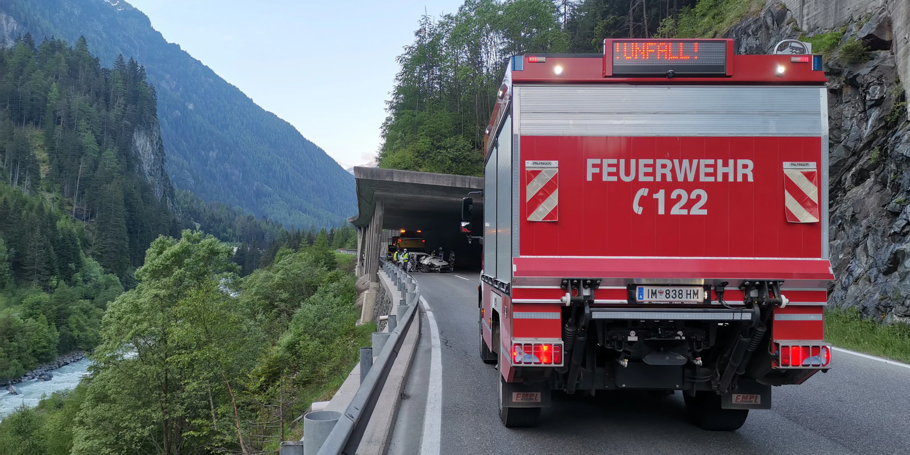 Auf Höhe der Geiersbachgalerie kam der Lenker rechts von der Fahrbahn ab und prallte auf das Tunnelportal.