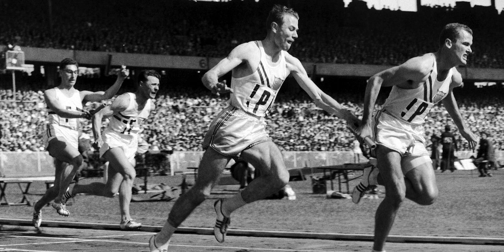 Bobby Joe Morrow, als er 1956 den Staffelstab beim US-Goldlauf erhält.