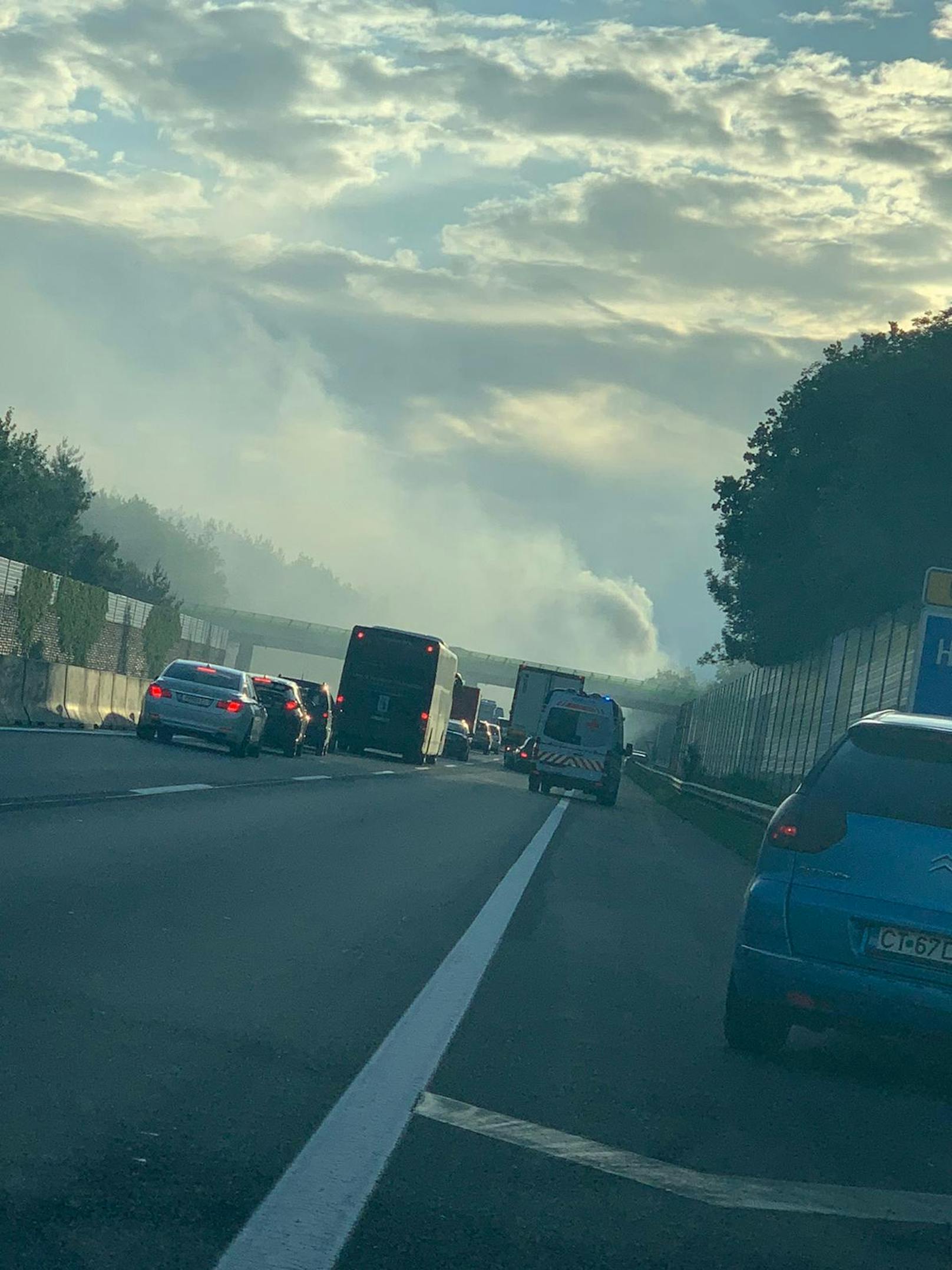 Auf der A21 kam es Samstagnachmittag zur Staubildung wegen eines Brandes eines Reisebusses