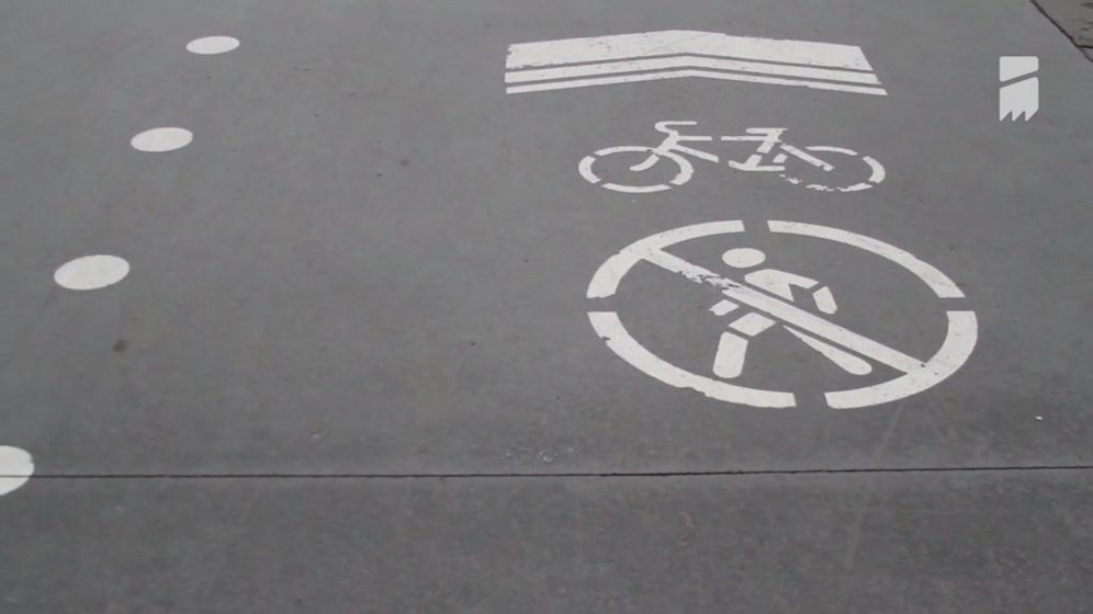 Die SPÖ Wien will den Anteile der Radwege in Wien auf zehn Prozent steigern. Laut einer Studie, die nicht von der TU Wien, aber von einem TU Wien-Mitarbeiter erstellt wurde, würden dafür aber bis zu rund 180.000 Parklplätze wegfallen. Dass Studien immer öfter an externe Experten vergeben werden statt an die Abteilungen der Stadt, sorgt magistratsintern für Unmut.